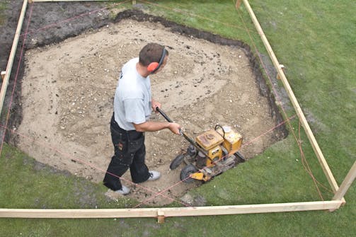 Træterrasse konstruktion: Solid og stabil bund under træterrassen Træterrasse opbygning: Solid og stabil bund under træterrassen